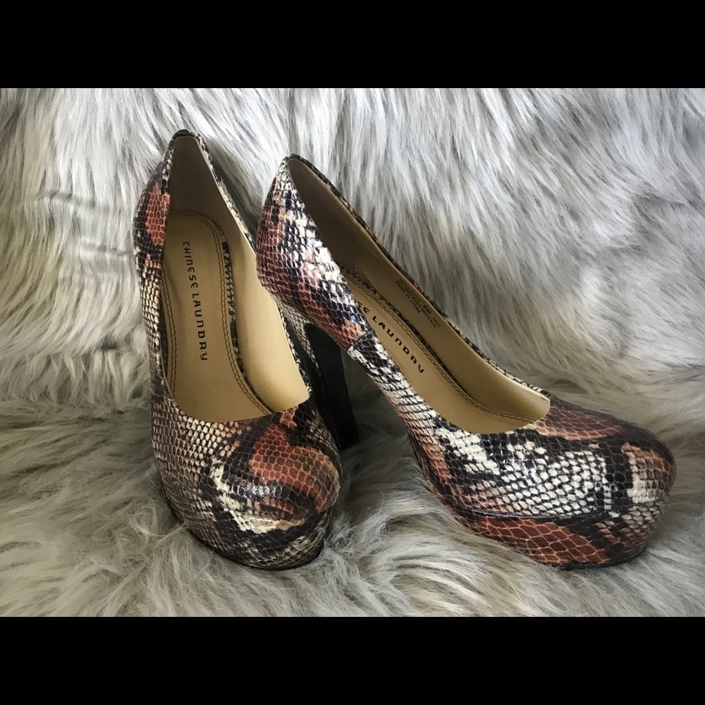Chinese Laundry Women's Platform Pump